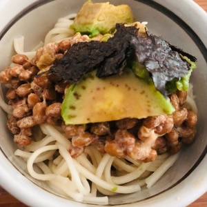 ☆わさび醤油で♪　納豆とアボカドのせそうめん☆